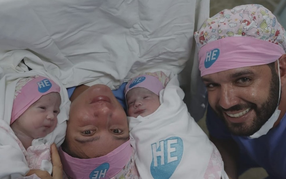 Mulher dá à luz a uma bebê empelicada em nascimento de gêmeas