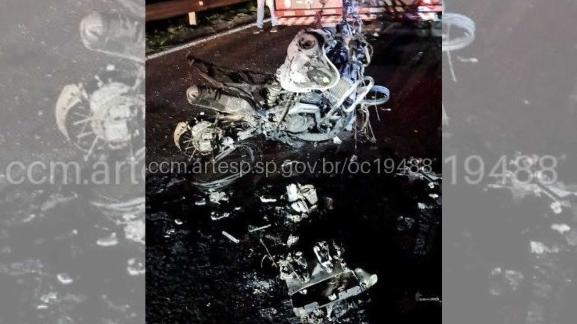 Moto pega fogo após bater na traseira de carro e tombar na Raposo Tavares; dois ficaram feridos