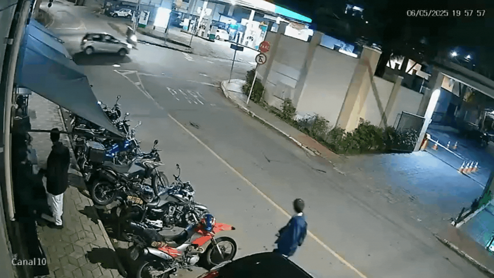VÍDEO: Motociclista ignora rotatória e bate em carro no Bairro São Pedro, em Juiz de Fora