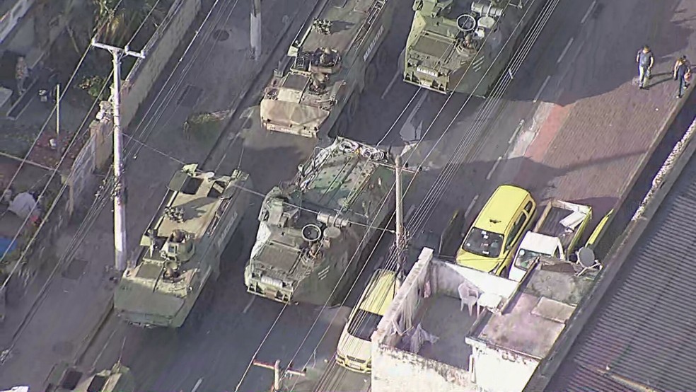 Veículos da Marinha circulam em ruas do Lins de Vasconcelos, na Zona Norte do Rio — Foto: Reprodução/ TV Globo