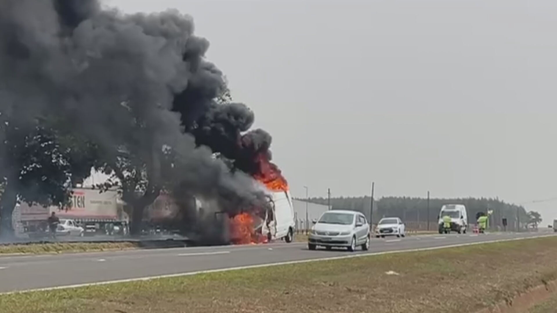 Van pega fogo no acostamento da Rodovia Marechal Rondon em Agudos; vídeo