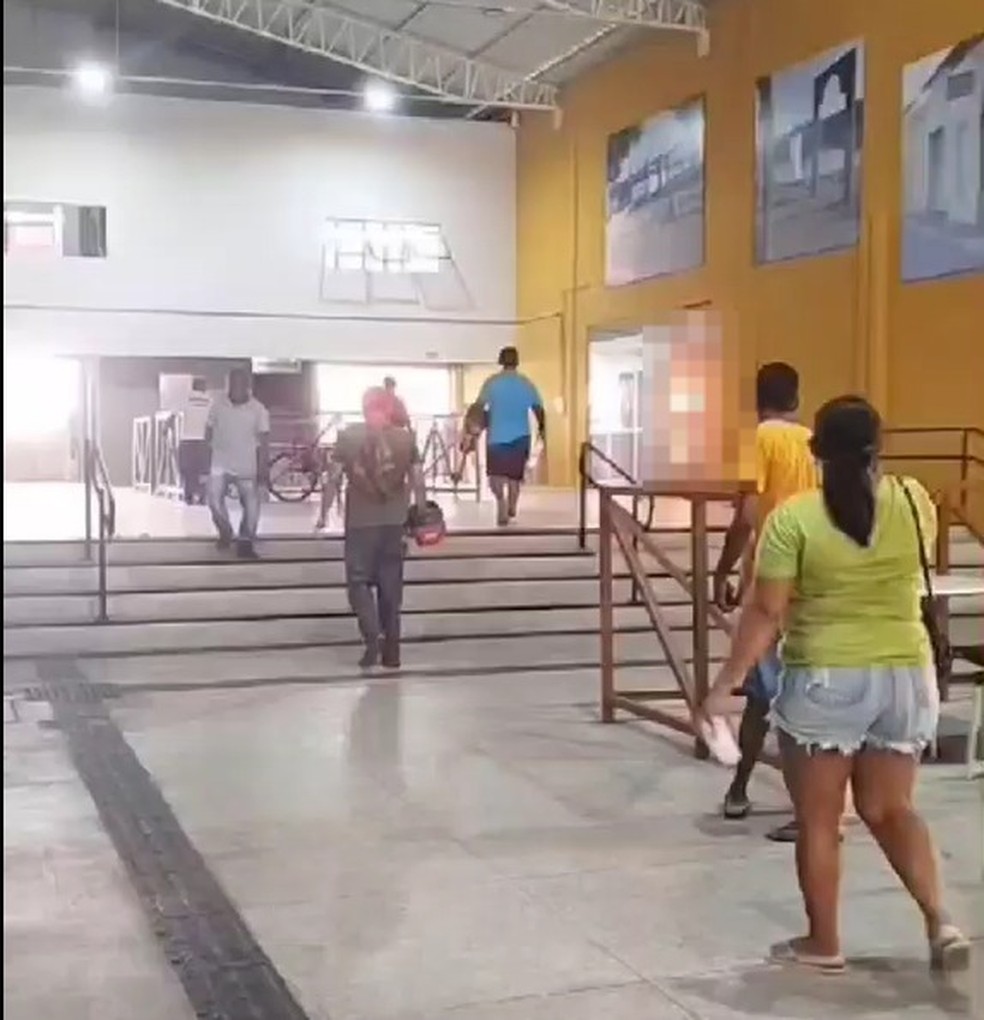 Dois homens são incendiados dentro do Mercado Público de Floriano, no Piauí — Foto: Reprodução
