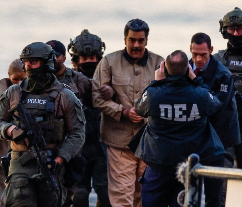 Nicolas Maduro chega ao Heliporto do Centro de Manhattan. &mdash; Foto: REUTERS/Eduardo Mu&ntilde;oz