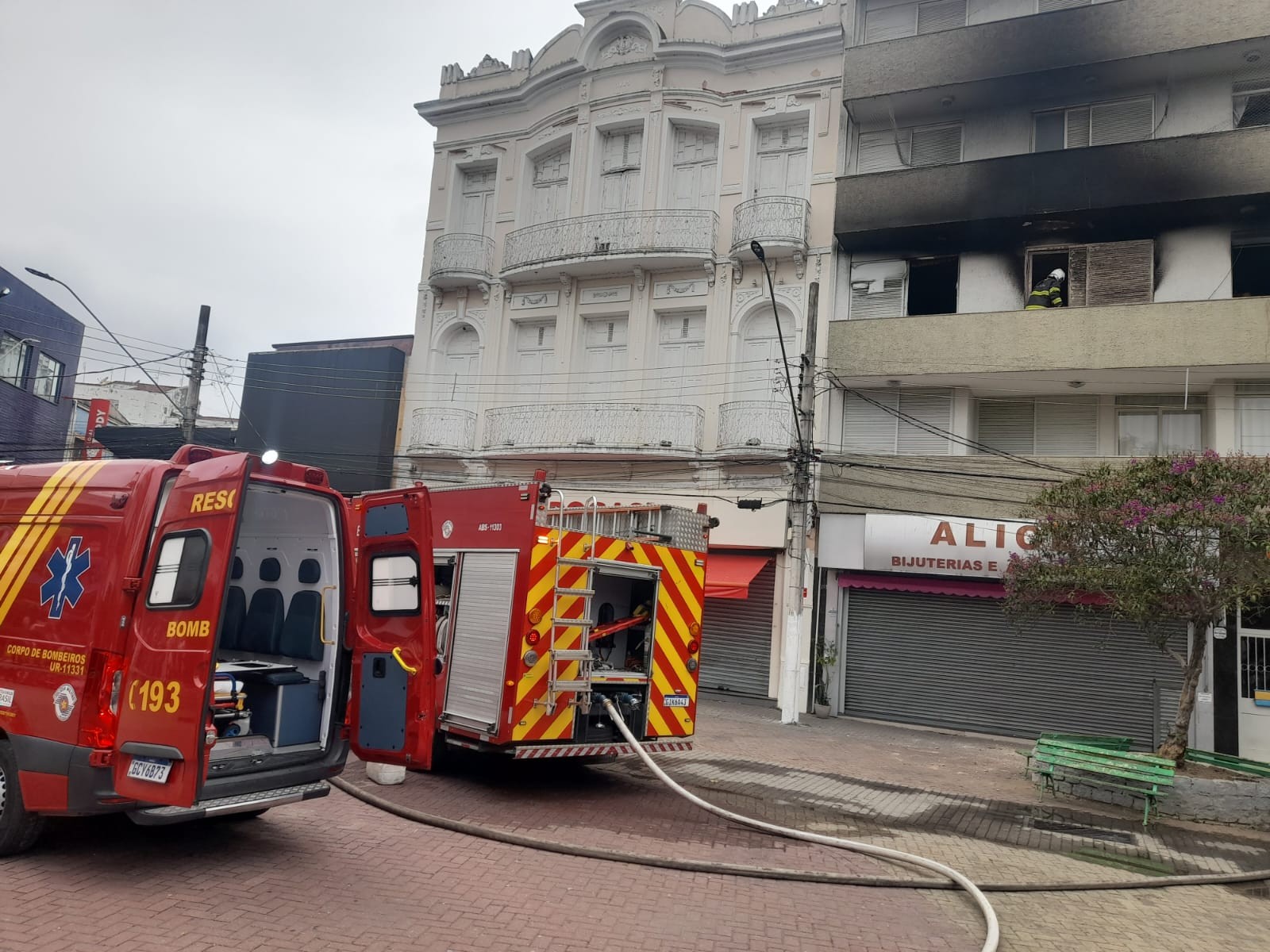 Idosas são resgatadas de incêndio em apartamento no Centro de Guaratinguetá