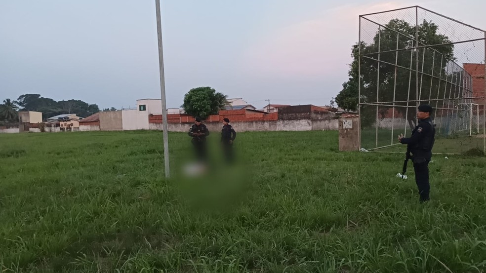 Corpo de Djair Costa Lima foi encontrado em terreno baldio, nas proximidades de campo de futebol em Rio Branco — Foto: Alexandre Lima/Arquivo pessoal
