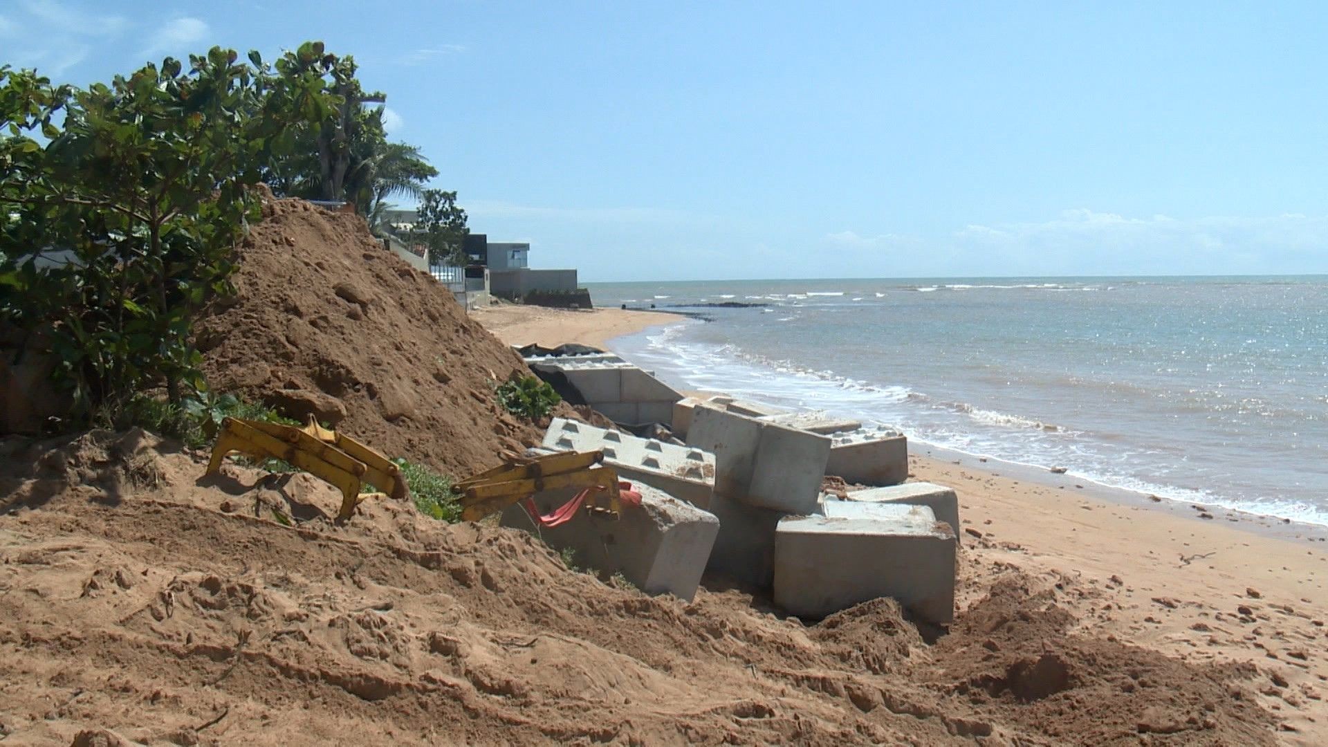 Governo instala 'legos de concreto' para barrar erosão em praia do ES; prefeitura embarga obra