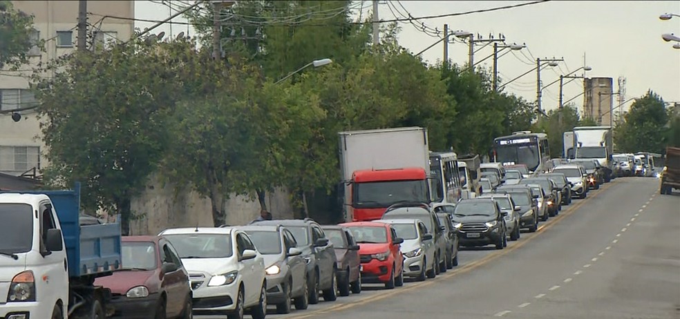 Trânsito intenso na Avenida João XXIII, em Mogi das Cruzes, é alvo de reclamação entre motoristas — Foto: Reprodução/ TV Diário