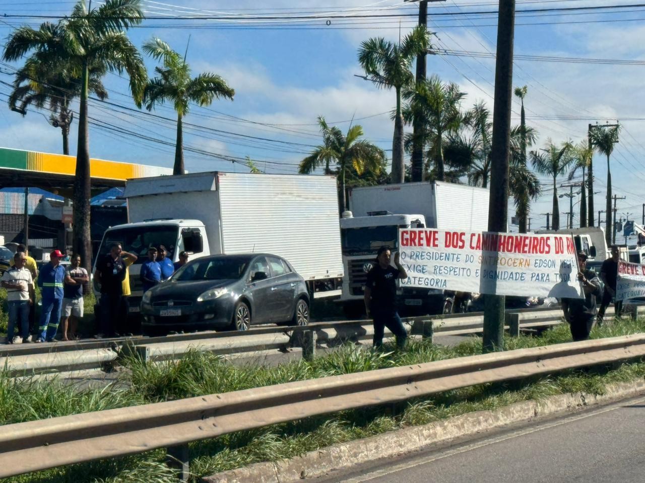 Paralisação de caminhoneiros interdita BR-101 na Grande Natal