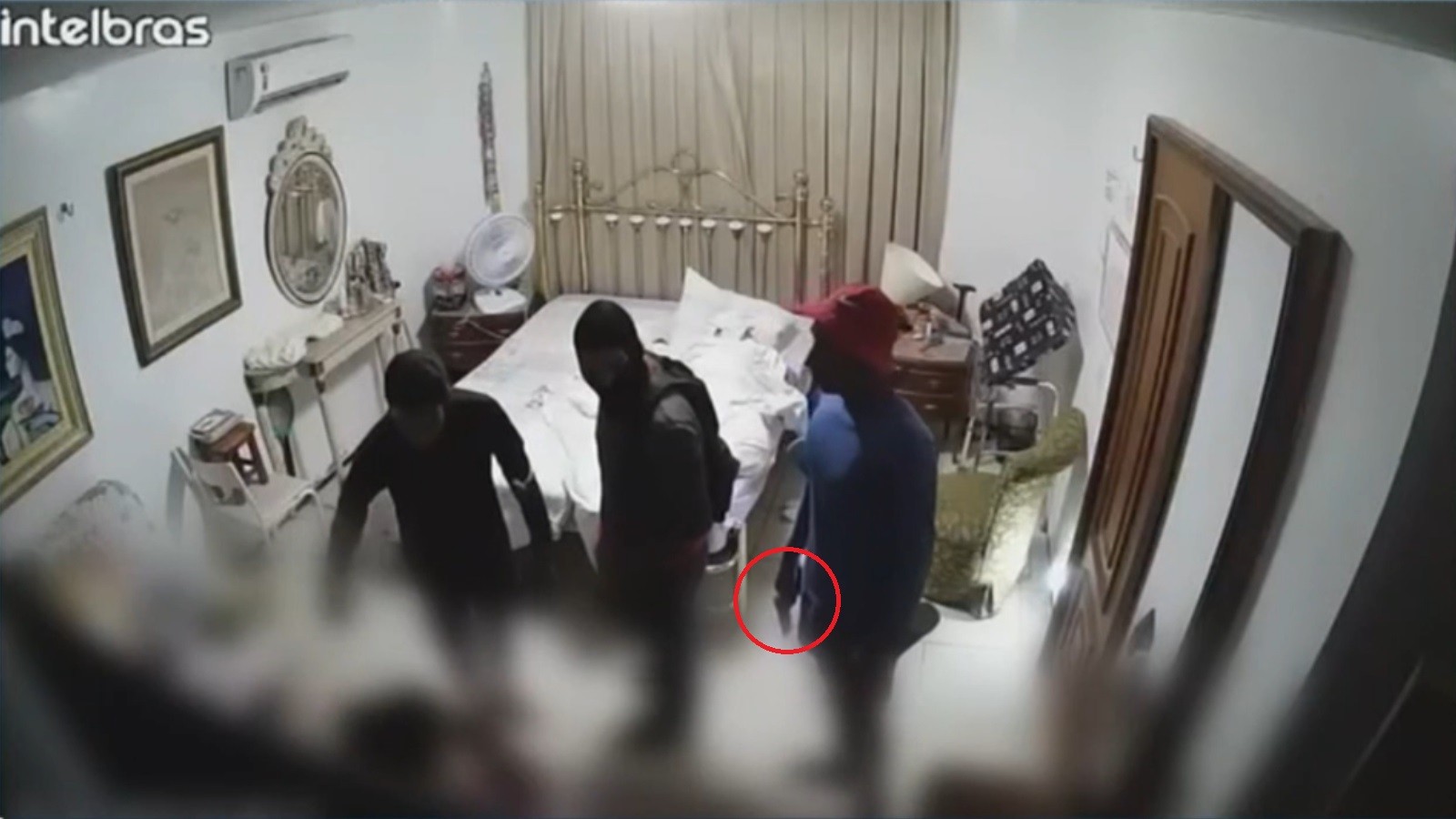 Criminosos invadem casa de idosa, amarram cuidadora e assaltam moradores