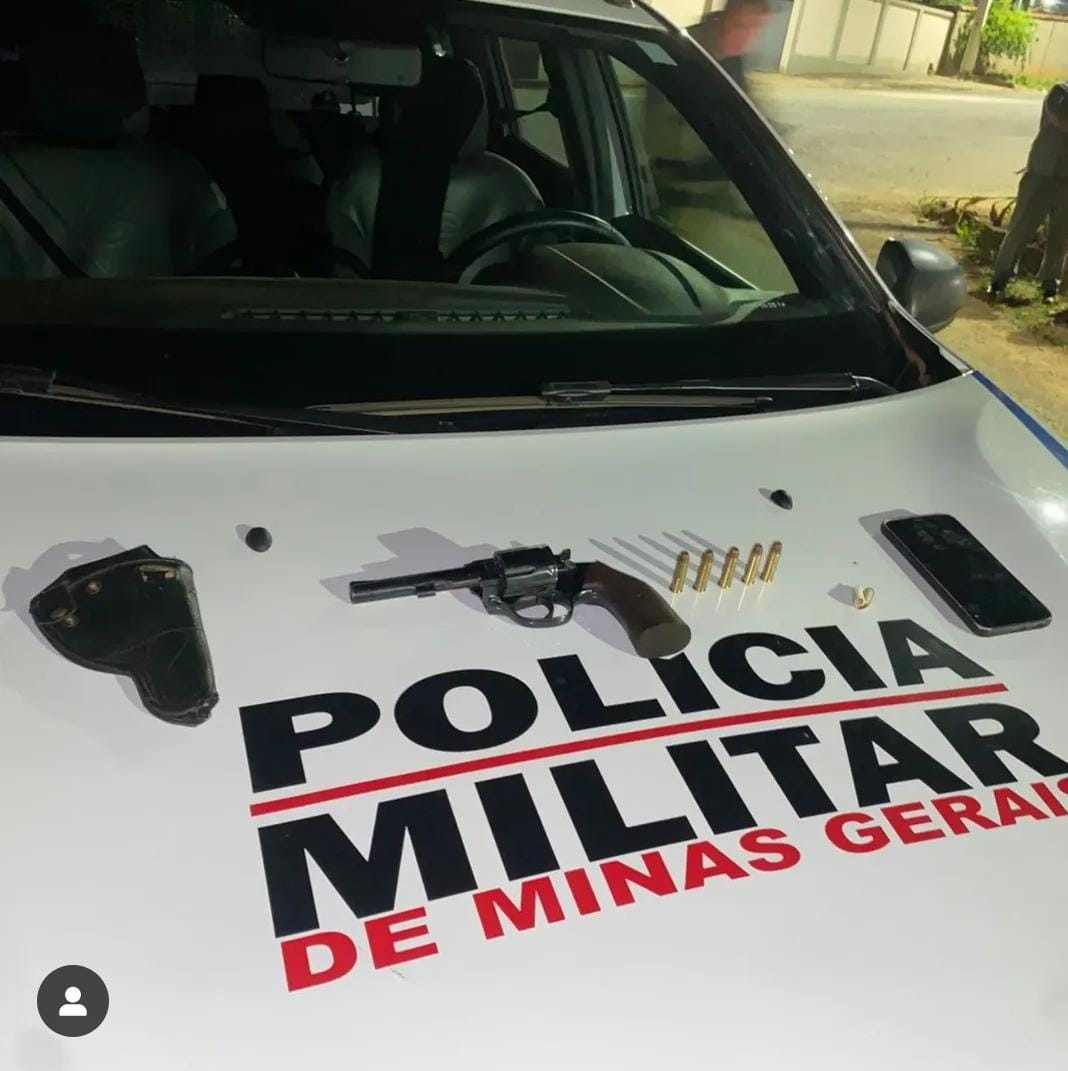Mulher é presa após ameaçar ex-padrasto com arma em Felixlândia