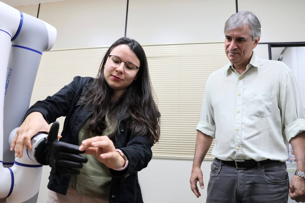 Ana Clara Pereira Resende da Costa e o orientador Alcimar Barbosa Soares, da UFU — Foto: Marco Cavalcanti/Dirco UFU