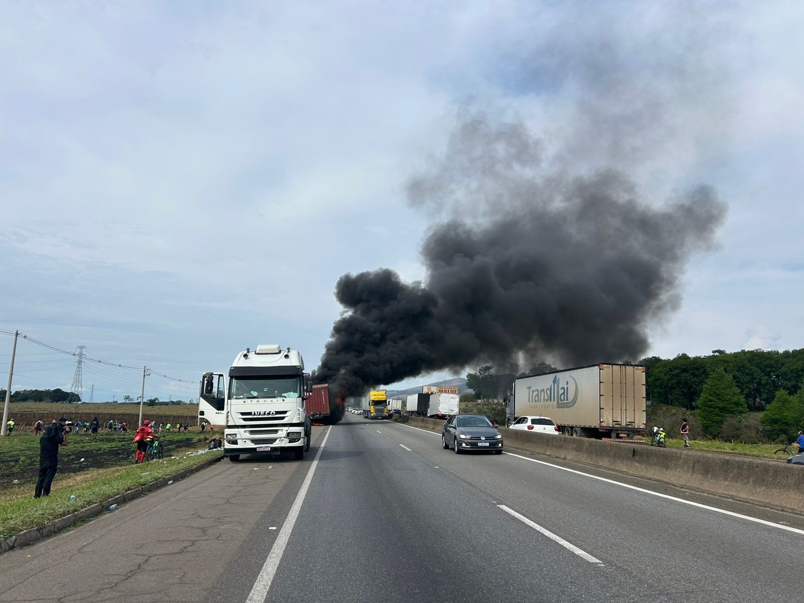 Carreta carregada de vidro pega fogo na Dutra, em Roseira
