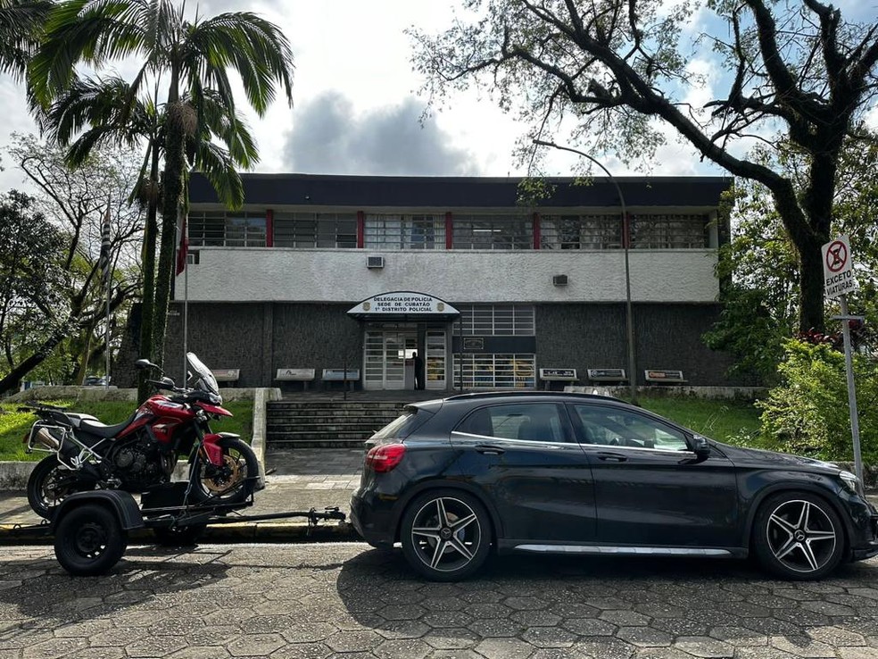 Moto e carro importados foram apreendidos por policiais civis em Cubatão, SP, e serão devolvidos às vítimas após perícia — Foto: Polícia Civil/Divulgação