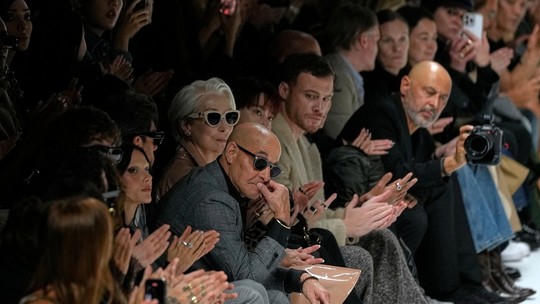 Meryl Streep grava cenas de novo 'O Diabo Veste Prada' na semana de moda de Milão - Atriz estava acompanhada do ator Stanley Tucci, que interpreta o seu diretor de arte no filme. Sequência deve estrear em 2026.