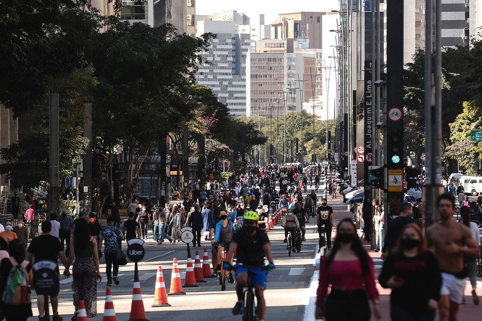 Movimentação de pedestres e ciclistas na Avenida Paulista durante domingo de via fechada para os carros e aberta para o lazer — Foto: Ettore Chiereguini/AGIF - Agência de Fotografia/Estadão Conteúdo