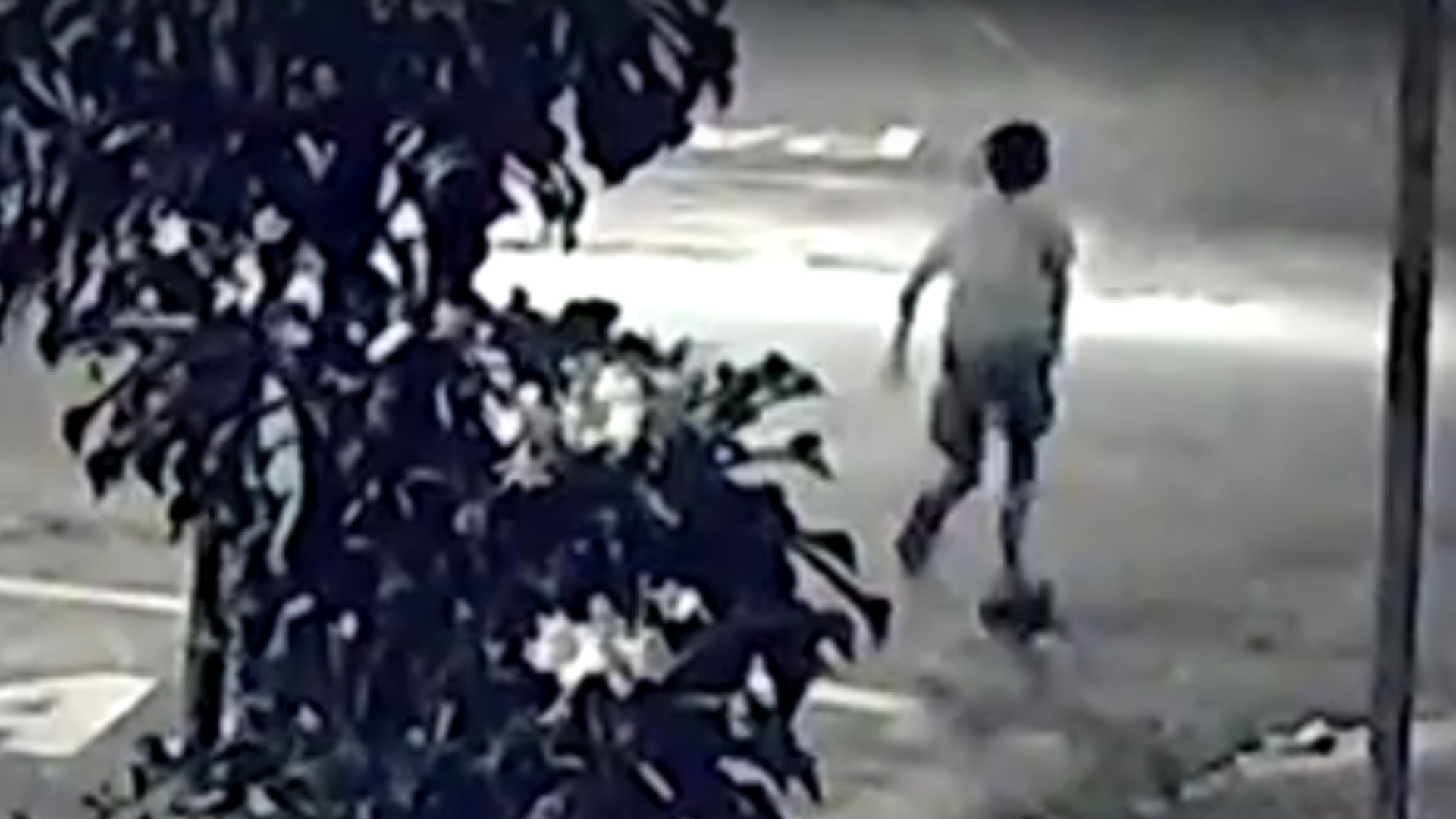 VÍDEO: menino é atropelado por moto ao tentar atravessar rua em Guararapes