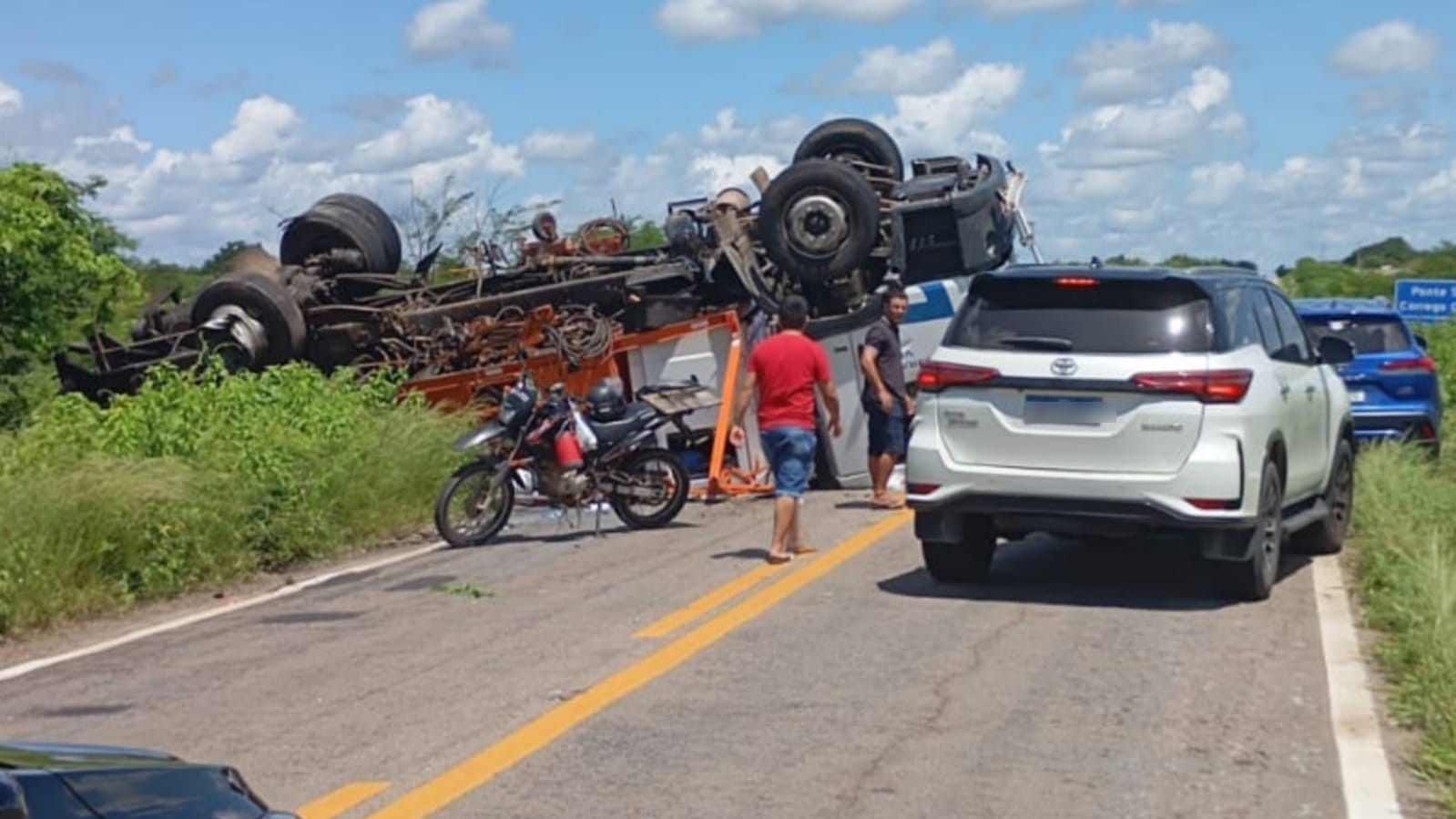 Acidente com dois carros e um caminhão deixa quatro feridos e um morto no Ceará