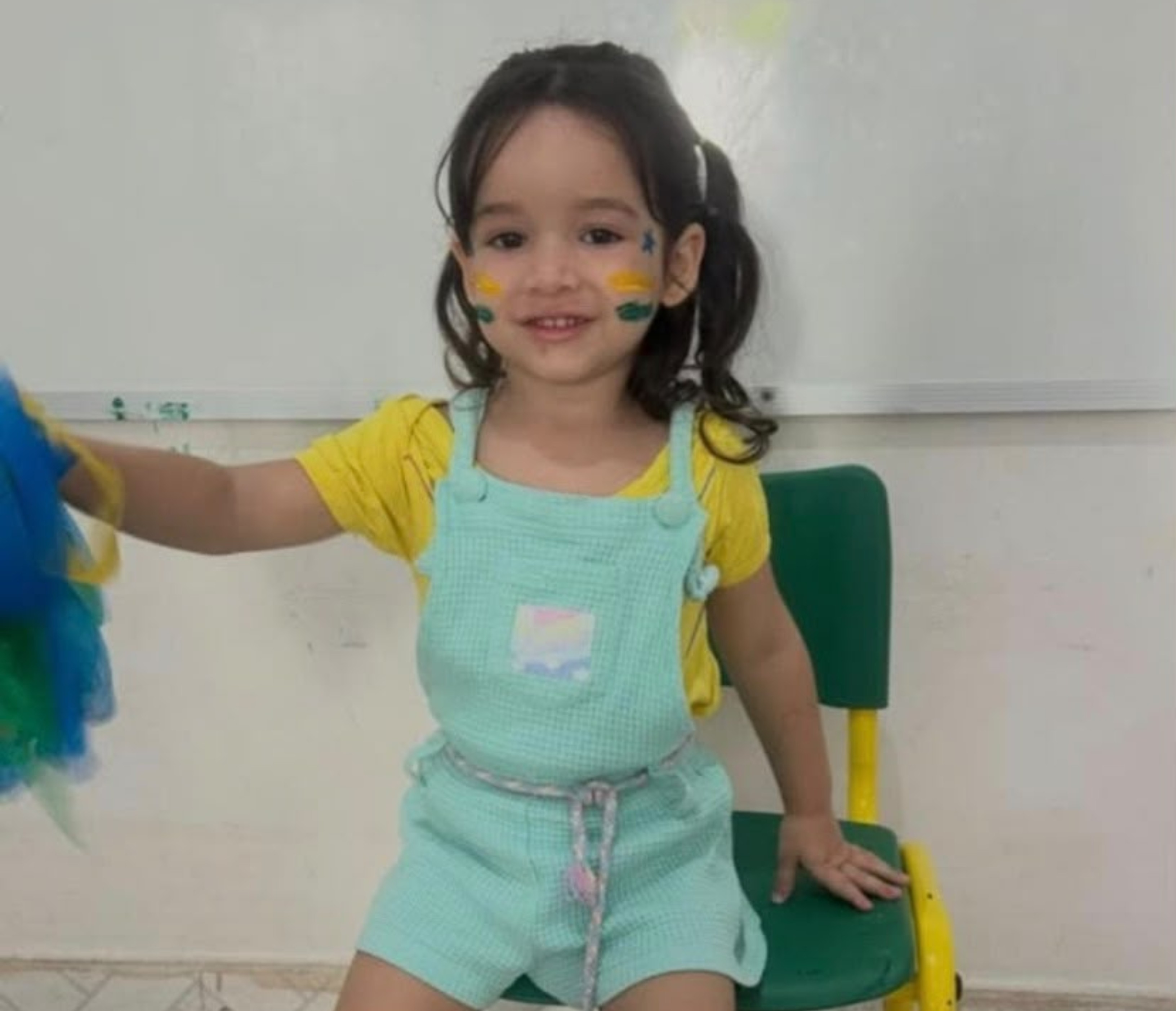Pai de menina de 2 anos morta após ser esquecida em carro ficou em estado de choque, diz PM