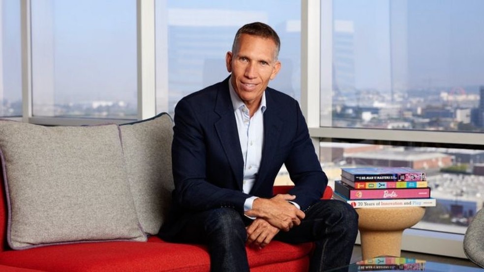 Ynon Kreiz tornou-se CEO da Mattel em 2018 &mdash; ele &eacute; interpretado por Will Ferrell em 'Barbie &mdash; Foto: Mattel via BBC