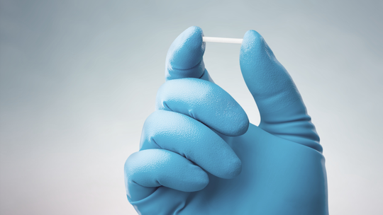 Implante contraceptivo gratuito chega ainda este ano no SUS para 500 mil mulheres - Com alta eficácia e longa duração, o novo implante subdérmico será incorporado na saúde pública para prevenir gravidez não planejada. Produto pode custar até R$ 4 mil