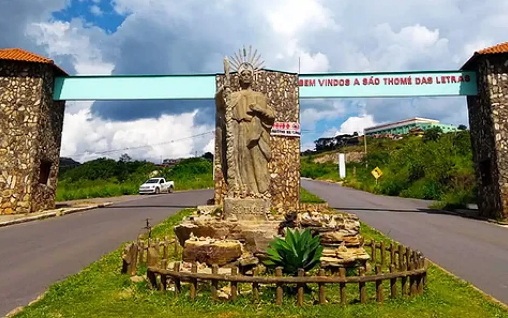 Turista morre após passar mal na saída de tirolesa durante queda de raios em São Tomé das Letras, MG