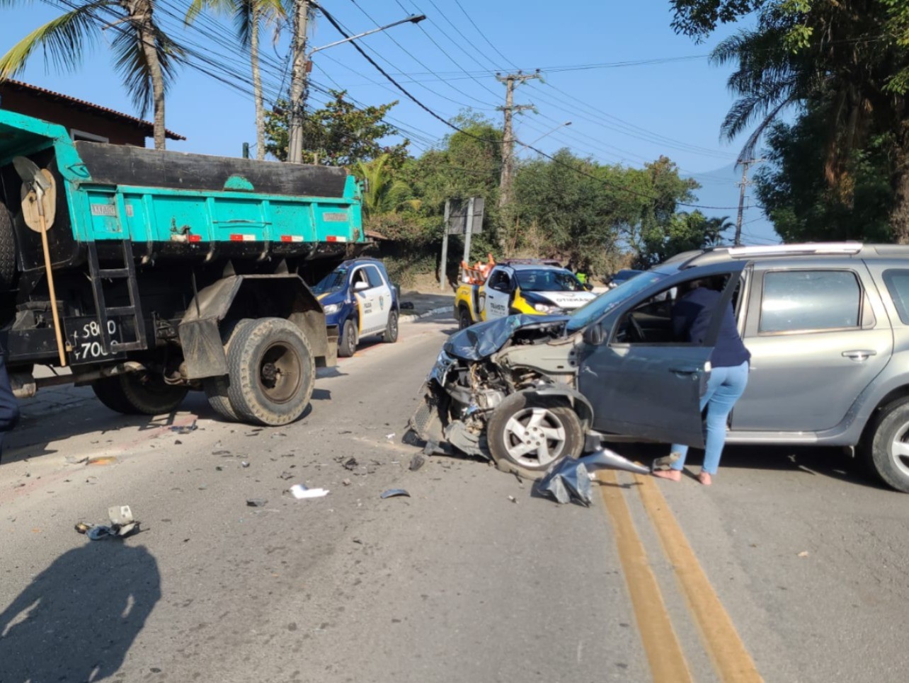 Motorista fica ferida após colisão entre carro e caminhão em São Sebastião, SP