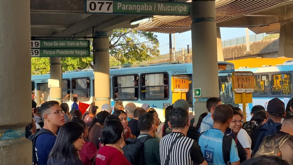 Passageiros foram pegos de surpresa com a suspensão de mais de 20 linhas de ônibus em Fortaleza. — Foto: Arquivo pessoal