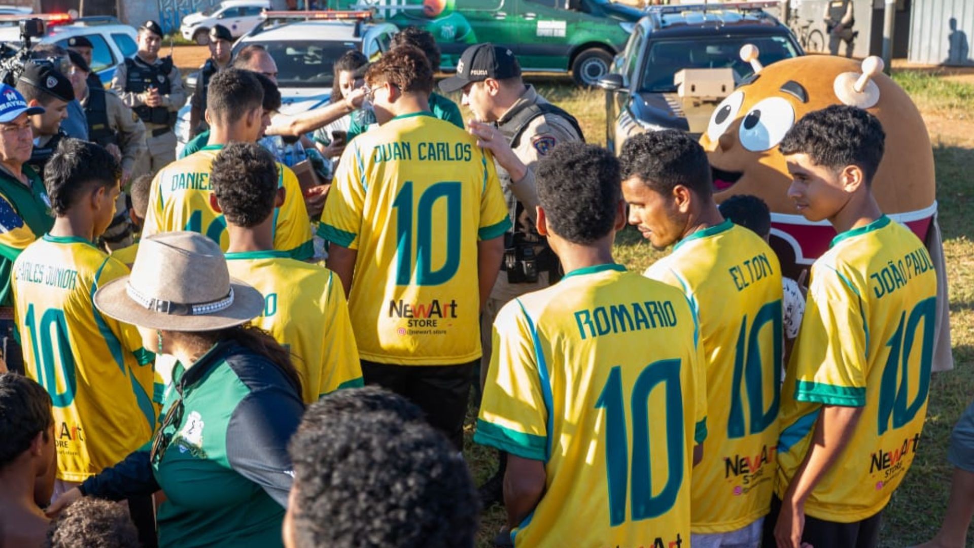 VÍDEO: Policial leva drible durante partida de futebol com adolescentes em Uberlândia