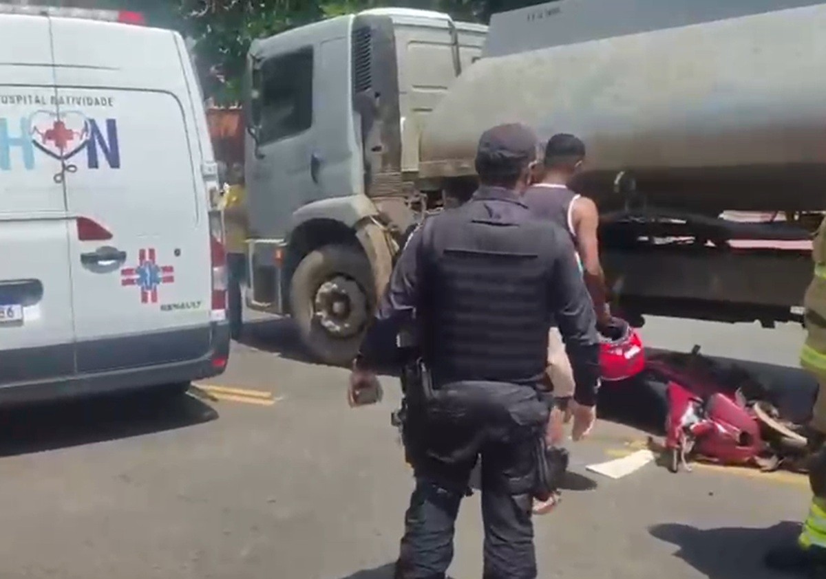 Colisão entre moto e caminhão-tanque deixa casal ferido em Natividade