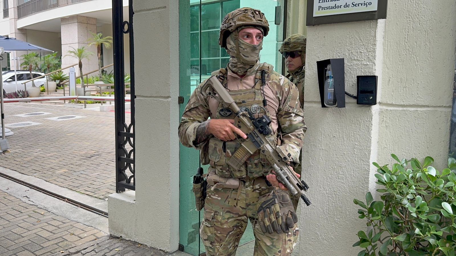 Castro estava com a mulher e filhos quando a PF chegou e abriu a porta para os agentes; celular e tablet foram apreendidos
