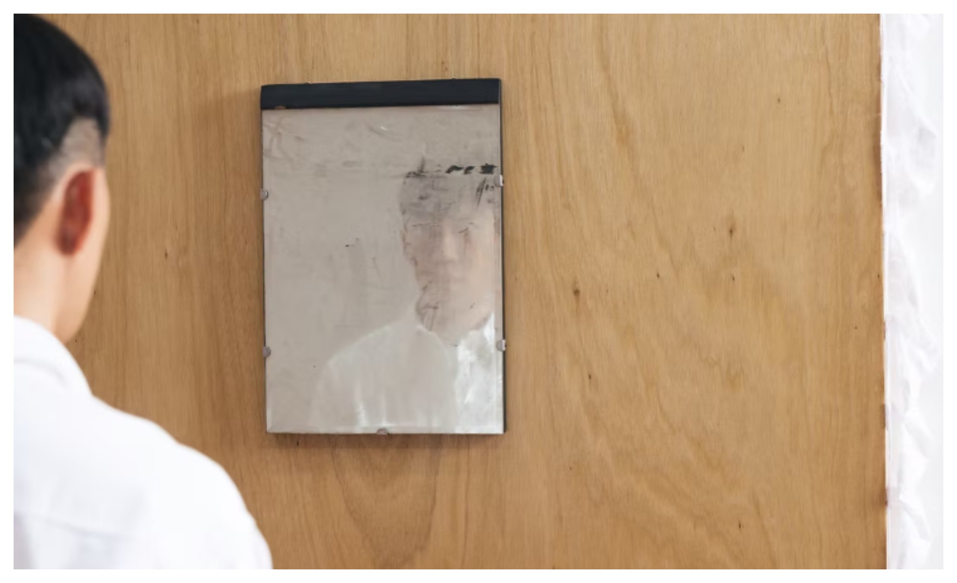 Voluntário de museu danifica obra de arte após tentar limpar espelho