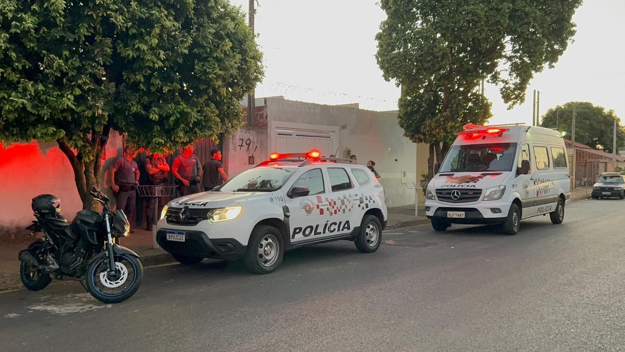 Mulher é assassinada a facadas pelo companheiro na frente dos filhos em SP; homem é preso