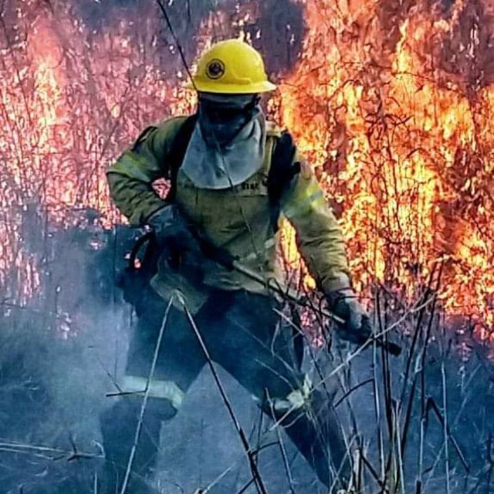 Brigadista do DF em combate à incêndio (foto de arquivo) — Foto: Arquivo pessoal