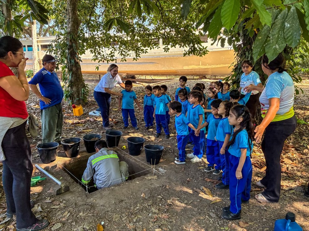 Alunos acompanham trabalho de arqueólogos durante escavação. — Foto: Liam Cavalcante/Rede Amazônica