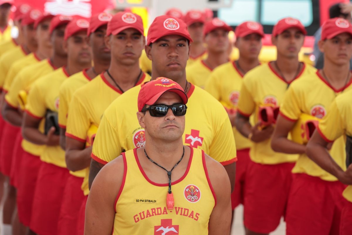 Praia Grande abre 45 vagas para guarda-vidas temporários com salário de R$ 2,6 mil