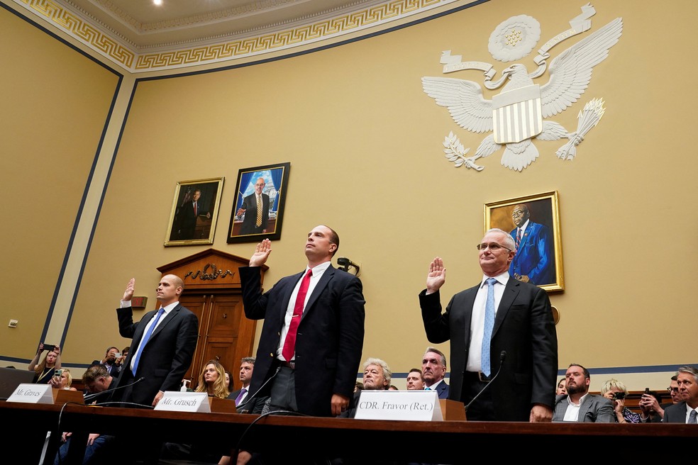 Testemunhas fazem juramento antes de audiência sobre OVNIs nos EUA em 23 de julho de 2023 — Foto: REUTERS/Elizabeth Frantz