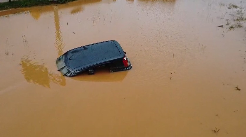 Alagamentos atingem dois pontos da Rodovia Anhanguera em Cajamar neste domingo de eleições