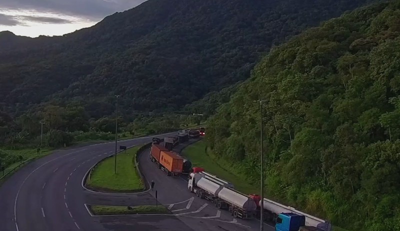 Acidente entre carretas bloqueia BR-277 e carga de álcool se espalha na rodovia no litoral do Paraná