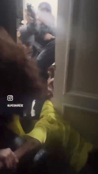 Polícia usa spray de pimenta para retirar estudantes de prédio da Secretaria da Educação de SP