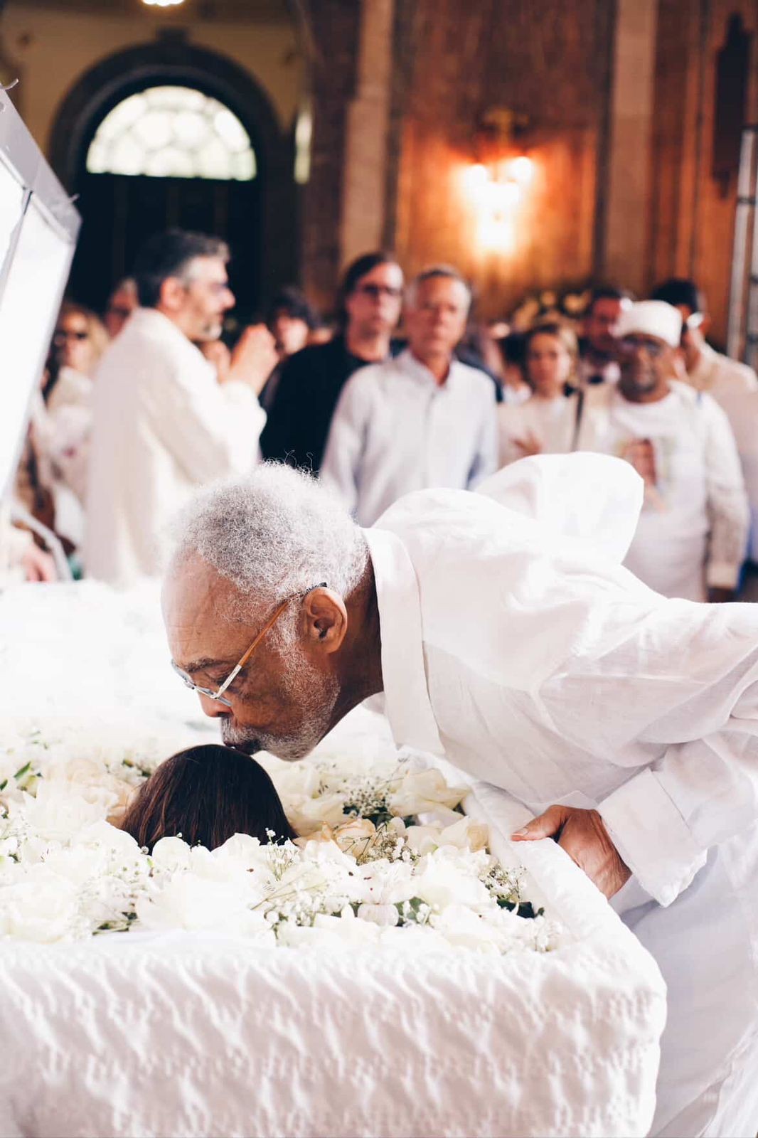 Gilberto Gil se despede de Preta Gil com beijo na testa em velório; FOTO
