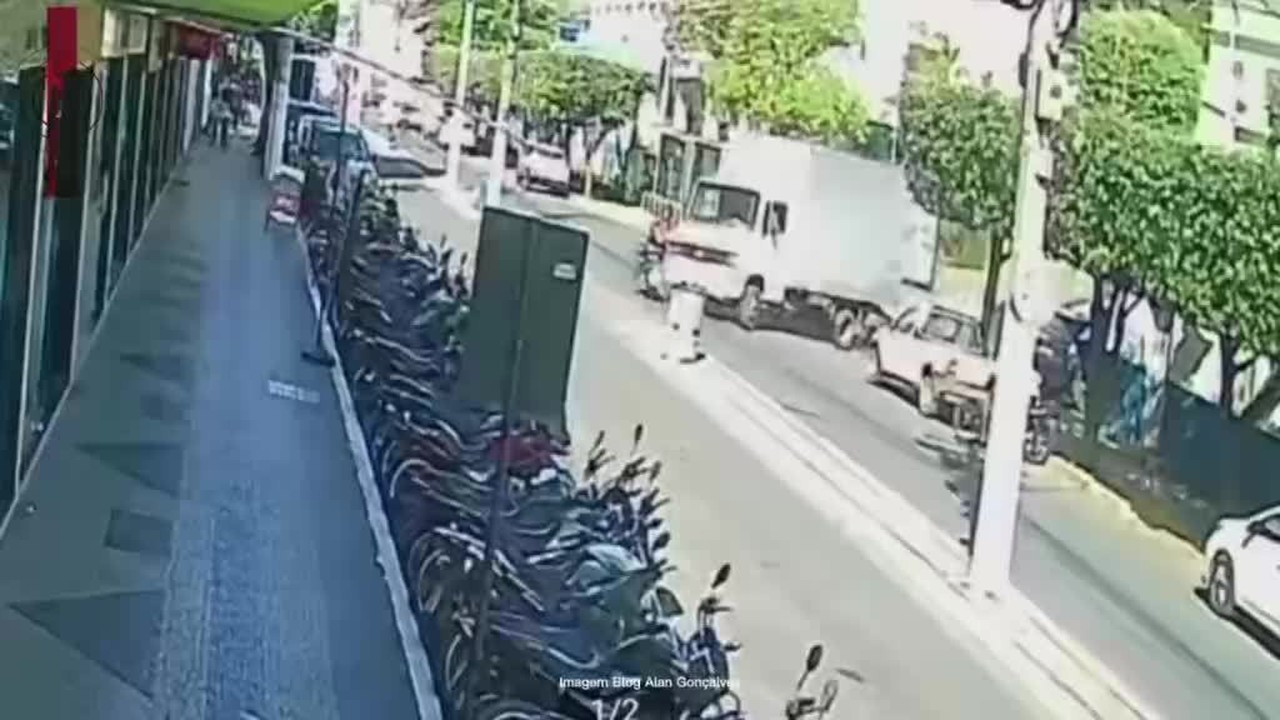 Caminhão desgovernado provoca acidente em Bom Jesus do Itabapoana