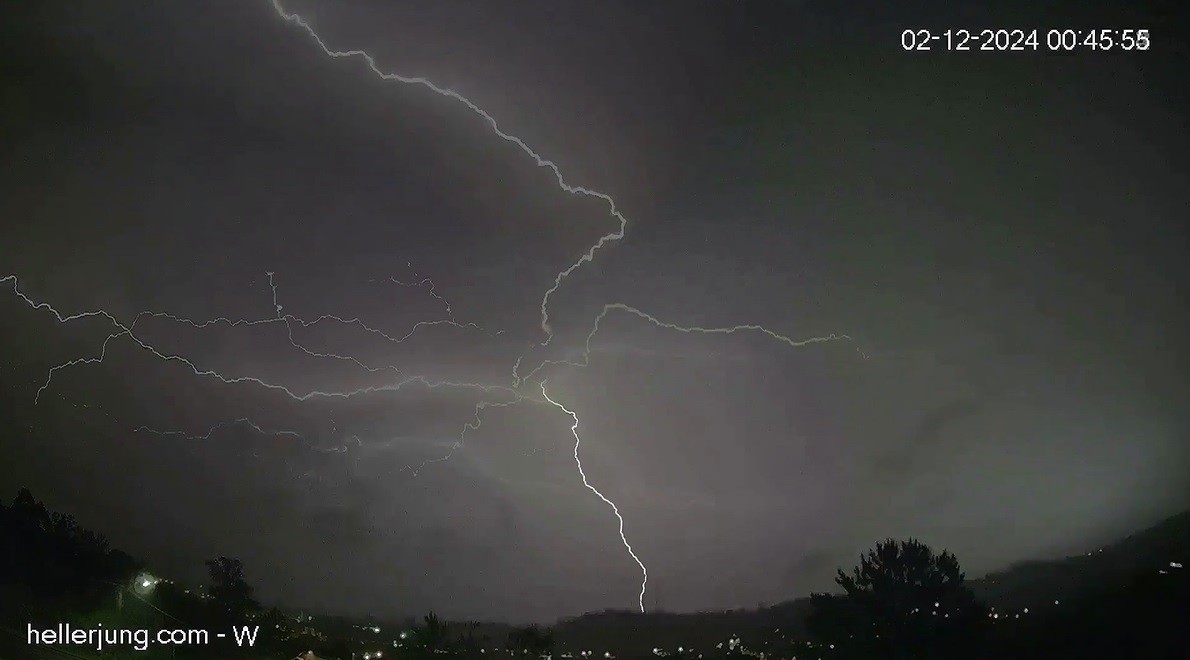 Observatórios registram mais de 1,5 mil raios durante tempestades no RS; VÍDEO