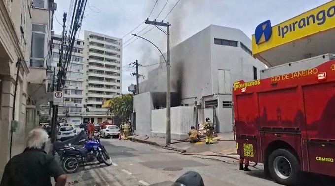 Rua é interditada após incêndio no Rio Comprido