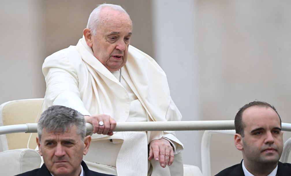 O Papa Francisco no papamóvel após a missa do Domingo de Páscoa, no Vaticano — Foto: TIZIANA FABI / AFP
