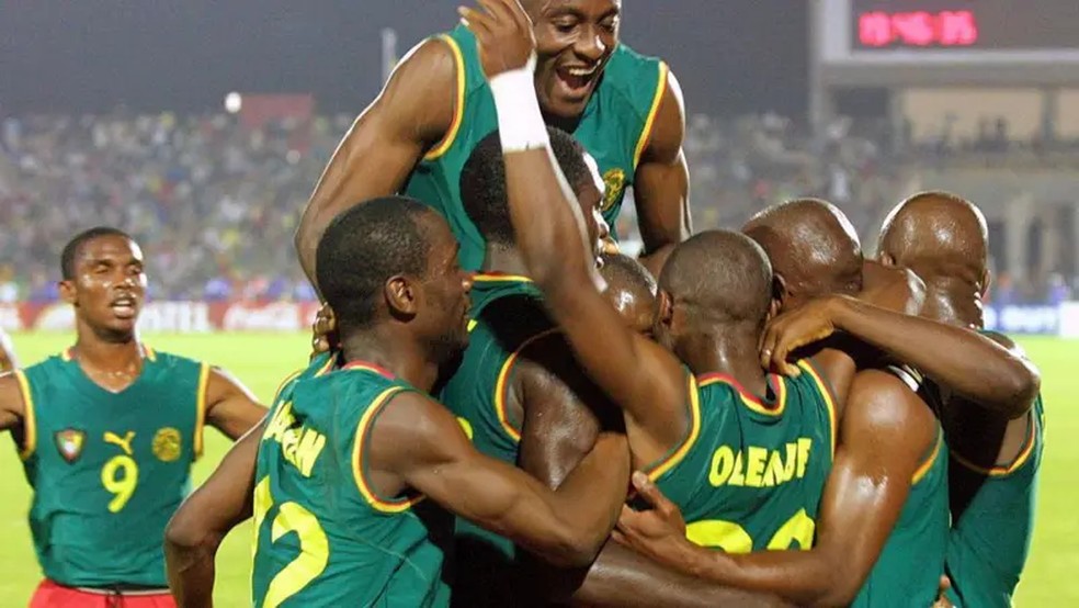 Jogadores de Camarões comemoram usando a camisa sem mangas na Copa Africana de Nações de 2002 — Foto: Getty Images