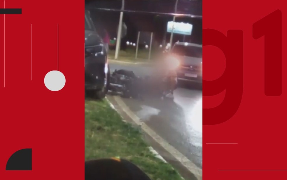 Acidente envolveu a motocicleta do entregador e um carro — Foto: Redes sociais