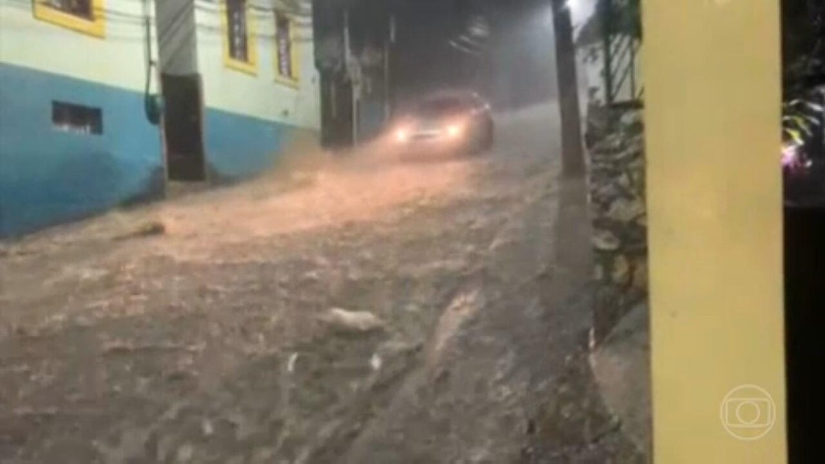 Chuva Forte Atinge O Rio Alaga Ruas E Cidade Entra Em Estágio De Alerta Rio De Janeiro G1 