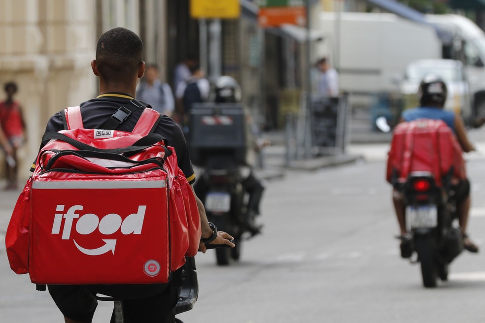 Entregadores de aplicativo trabalham no centro do Rio de Janeiro. — Foto: Fernando Frazão/Agência Brasil