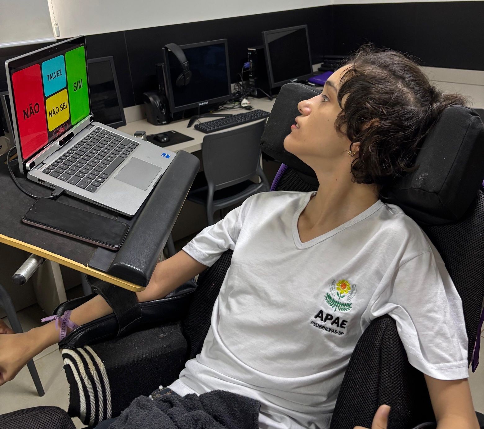 Paixão por Luan Santana incentiva jovem com paralisia cerebral a se comunicar com tecnologia que usa movimentos dos olhos