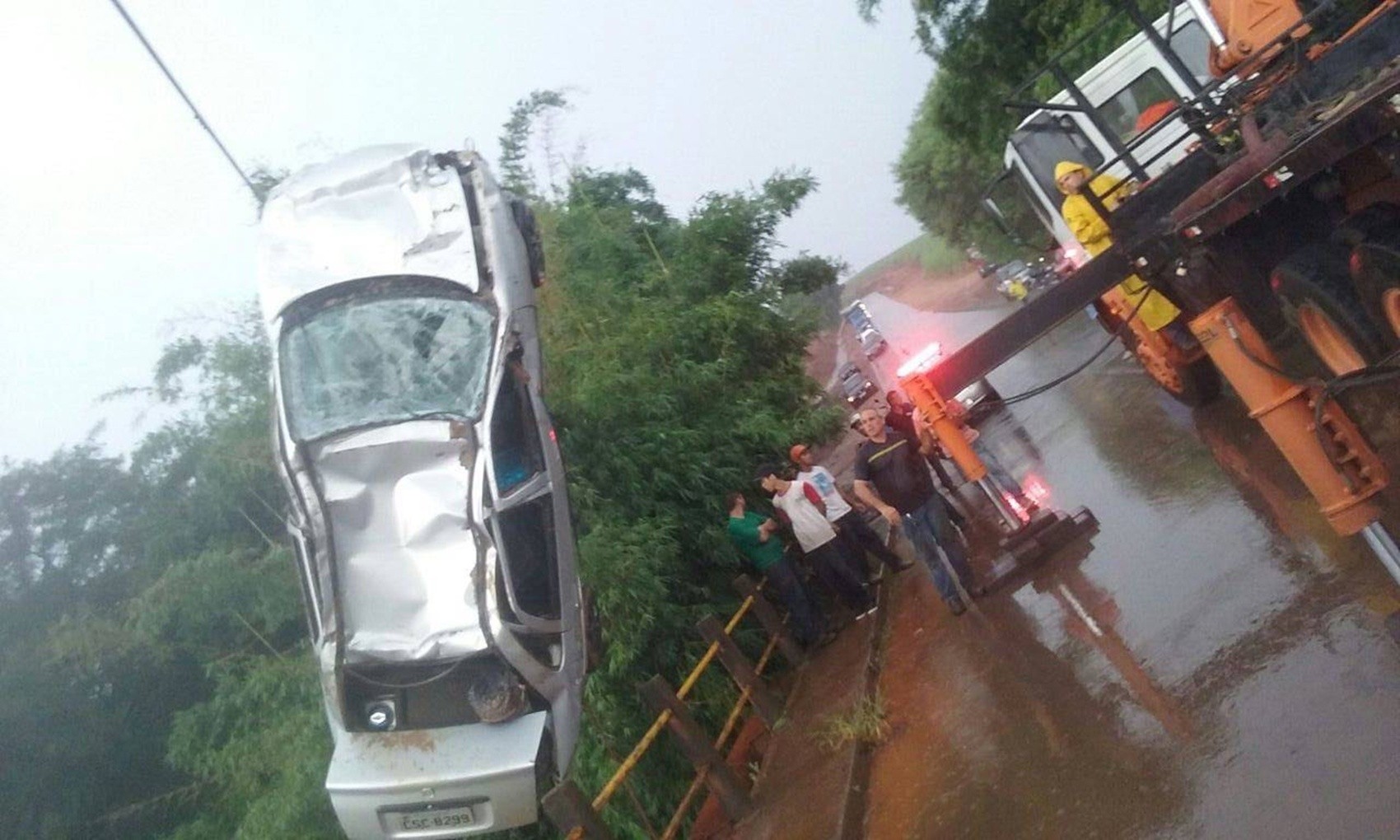 Mulher escapa pela janela após carro cair em córrego em Cerquilho